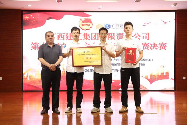 1782865440105384.jpg 陈家坚为获得一等奖选手颁奖(修图版).jpg