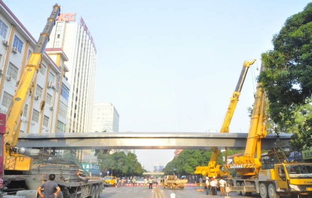 早上出门，，，市民惊喜地发明星湖路上横空多出了两座30多米长的天桥