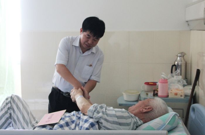 张建堂与岑廷义握手体现谢谢.jpg