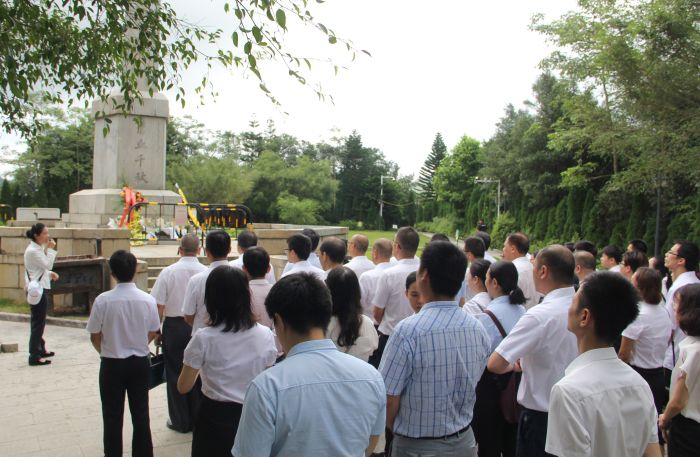 在纪念塔前排队肃立.jpg