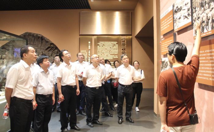 昆仑关战争博物馆旅行认真听解说员解说.jpg