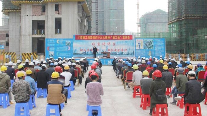 集团公司副总司理侯立林在皤龙小区项目举行十九大精神宣讲.jpg