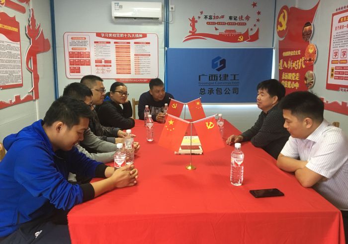岑廷义指导分公司和项目部开展党亿万先生MR作 贺勇 摄1.jpg