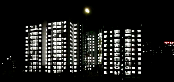 东兰县移民安顿小区(EPC)项目夜景。。李乐 摄.png