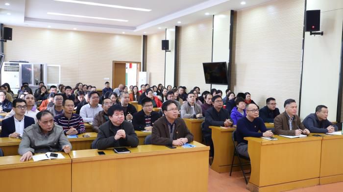 认真寓目大会直播.JPG