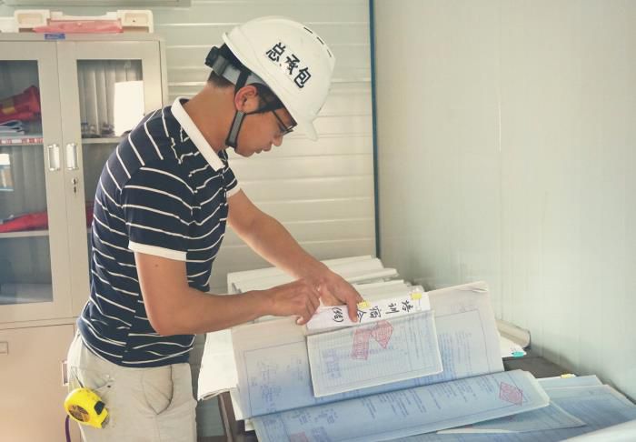 卷尺不离身，，能下工地，，也能仔细的整理好每一份资料。。。。谢微旋 摄.jpg