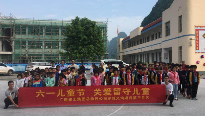 3与八联小学的学生们合影留念。。。。马国敏 摄700.png