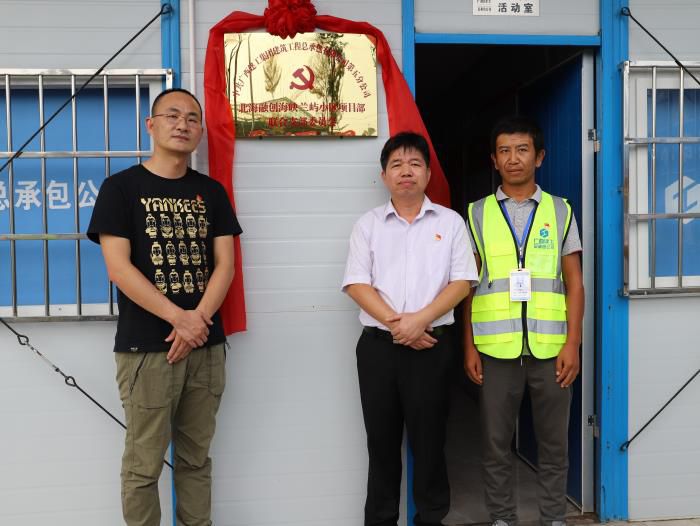 7.1揭牌现场。。。。杨钰 摄700.JPG