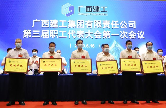 陈祖训上台领取广西亿万先生MR集团“2019年度先进单位”。。。。。李立云 摄.jpg