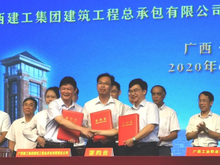 签约现场。。。。。 王瑾贞 摄.jpg