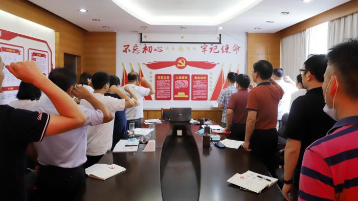 重温入党誓词。。。谭龙摄.jpg