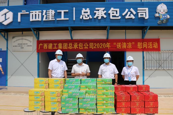 1陆烜送清凉慰问品。。。。。。 黄璐璐 摄.jpg
