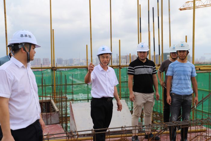 指导现场施工。。侯建杰 摄.jpg