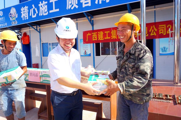 岑廷义为工人发放清凉慰问品。。。。谢微旋 摄.jpg