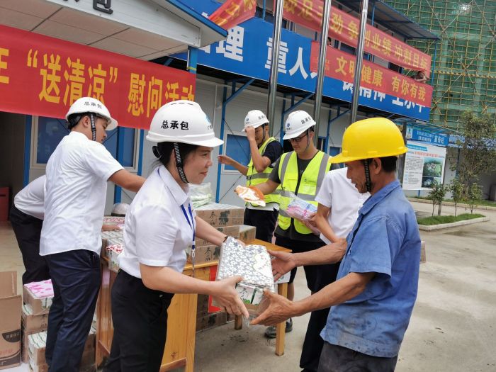 黄春玲给农民工送上清凉慰问品。。。 王瑾贞 摄.jpg