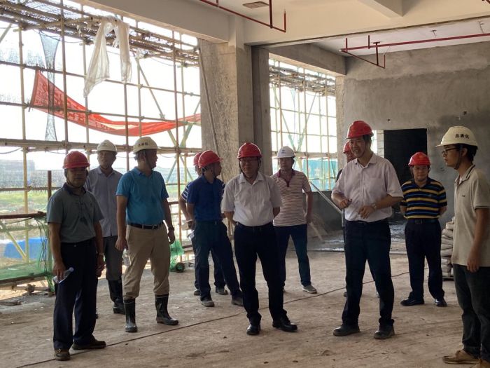 1实地审查东B-1食堂建设情形。。。。。。韦艳兰 摄.jpg