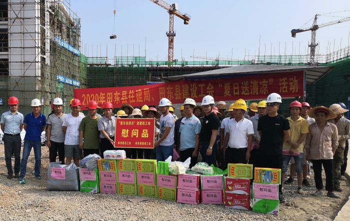 “送清凉”活动现场。。 梁武益 摄.jpg