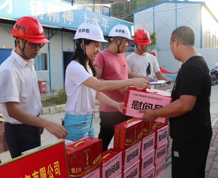 发放慰问品。。。 杨俊峰 摄.jpg