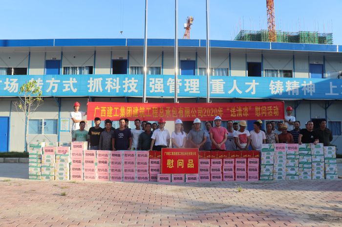 慰问现场。。。 杨俊峰 摄.jpg