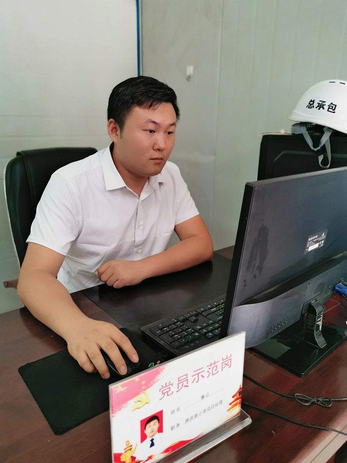 鲁立在办公室。。。。。冯翔  摄.jpg
