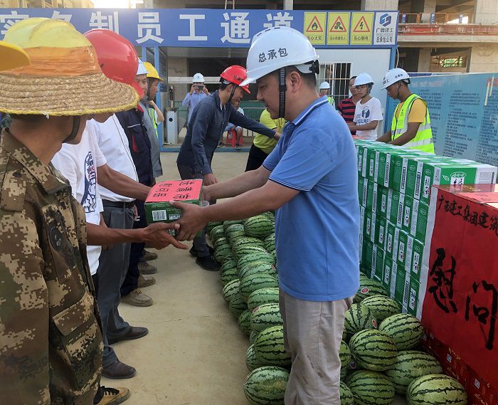 发放清凉物资。。。。。。卢瑞阳 摄.JPG
