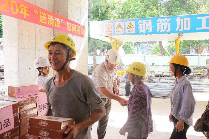 区工业设计院住宅项目送清凉。。。。张钊林 摄.JPG