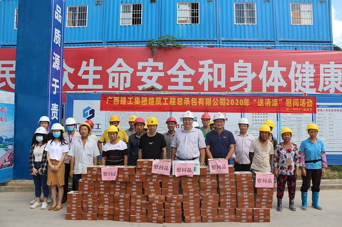 锦官阁项目送清凉。。。。张钊林 摄.JPG