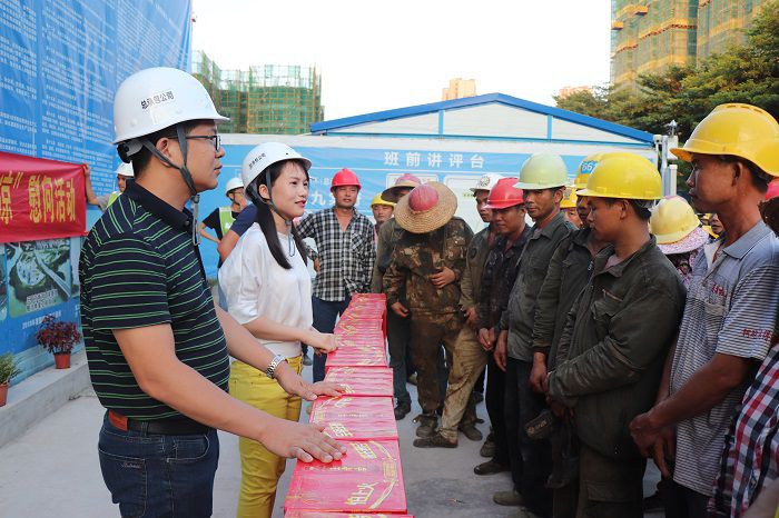 梁思赫慰问农民工。。。 唐霞 摄.JPG