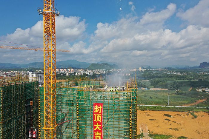 封顶照片。。。。。。卢瑞阳 摄.JPG