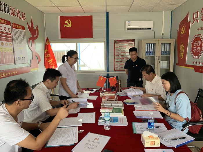检查质料现场。。。。。。蔡怡灵 摄.jpg