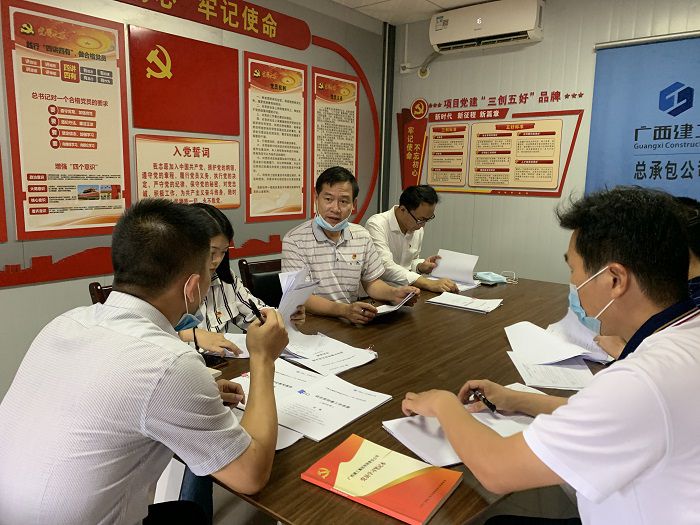 检查组检查质料。。。。。。 刘萌萌 摄.jpg