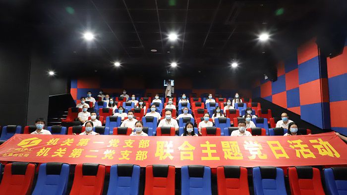 6号厅观影职员合影。。。李立云 摄.JPG