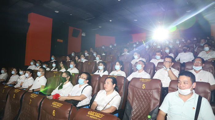 5号厅观影职员合影。。。邓灿滨 摄.JPG