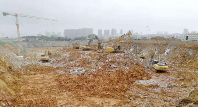 1图书馆土方开挖现场。。。莫光富 摄.jpg
