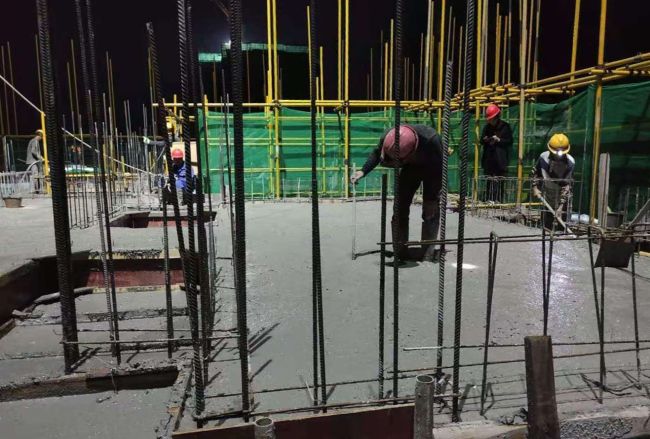3丈量混土壤厚度（修图）.jpg