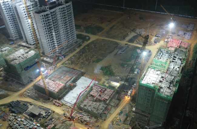 A地块夜间多个楼栋同时浇筑混凝土。。。卢瑞阳 摄.jpg