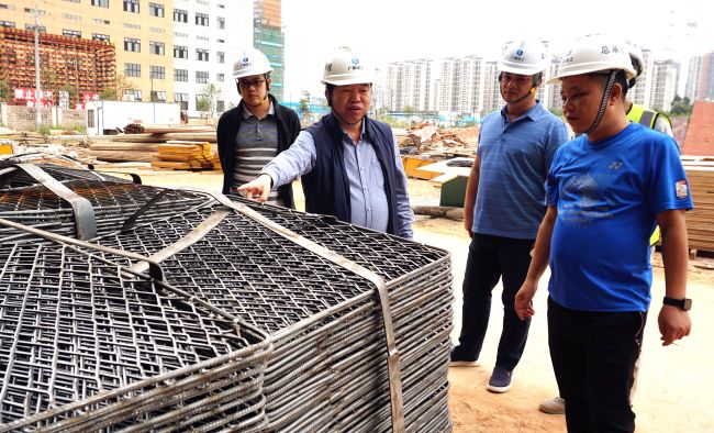 公司党委副书记、纪委书记、工会主席岑廷义深入现场审查。。。。。谢微旋 摄.jpg