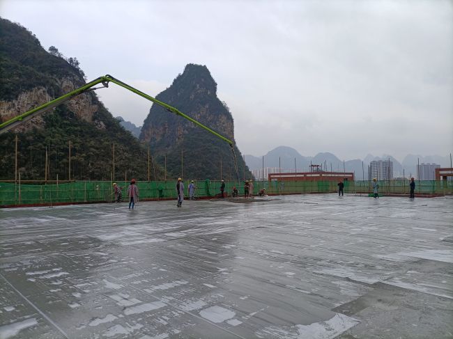 风雨操场食堂屋面层混凝土浇筑现场。。。陈志健 摄.jpg