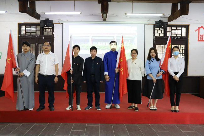 向青年职工授”青年突击队“旌旗（修图）.jpg