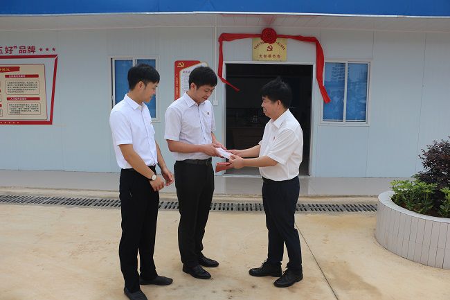 赠予红色书籍。。张钊林 摄（修图）.jpg