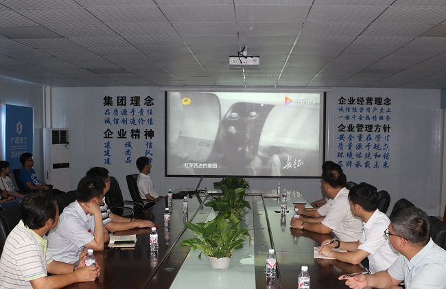 主题党日活动观影现场。。张钊林 摄（修图）.jpg