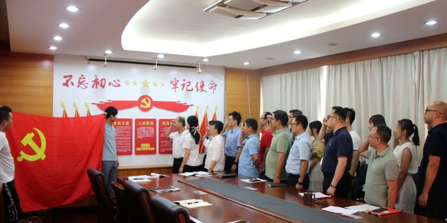 重温入党誓词。。。。。。王威海  摄.jpg
