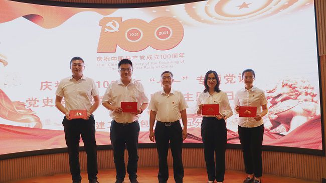 赠予政治生日贺卡合影。。卢勤 摄（修图）.jpg