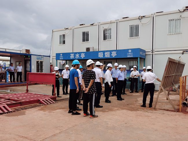 孙大光在听取项目情形汇报。。。祁建强 摄（修图）.jpg