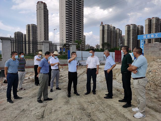 高鑫（右四）在项目现场。。。翁职信 摄（修图）.jpg