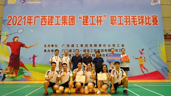 集团向导与公司球队合影.jpg
