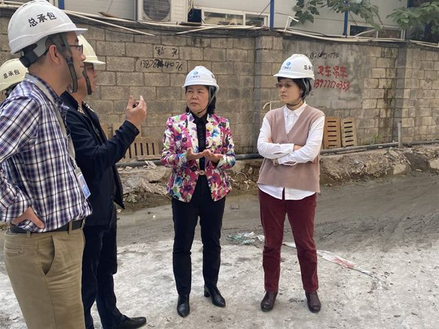 骆春燕在项目检查指导。。。。商秋劲 摄（修图).jpg