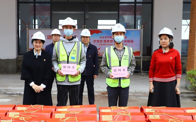 为难题职工代表发放慰问金.jpg