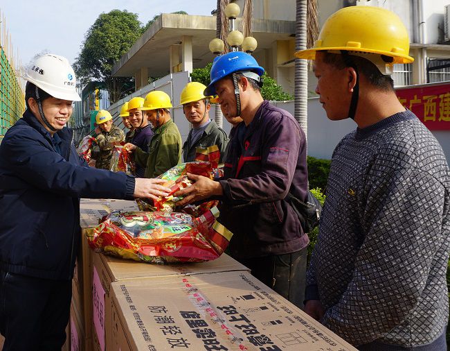 （修图）为一线工人发放慰问品。。。。谢微旋 摄_副本.jpg