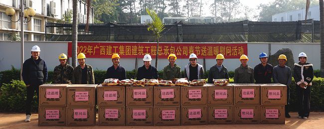 （修图）与一线工人合影。。。。谢微旋 摄.jpg
